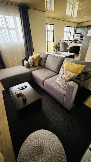 Căn hộ Deluxe, 2 phòng ngủ, máy điều hòa (Entire Two-Bedroom Apartment for 4) | Khu phòng khách | Smart TV 55-inch có truyền hình cáp, TV 