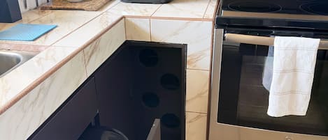Appartement Deluxe, 2 chambres, cuisine | Cuisine privée | Réfrigérateur grande capacité avec congélateur, four à micro-ondes