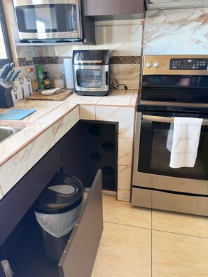 Deluxe Apartment, 2 Bedrooms, Air conditioning (Entire Two-Bedroom Apartment for 4) | Private kitchen | Full-sized fridge, microwave, oven, stovetop
