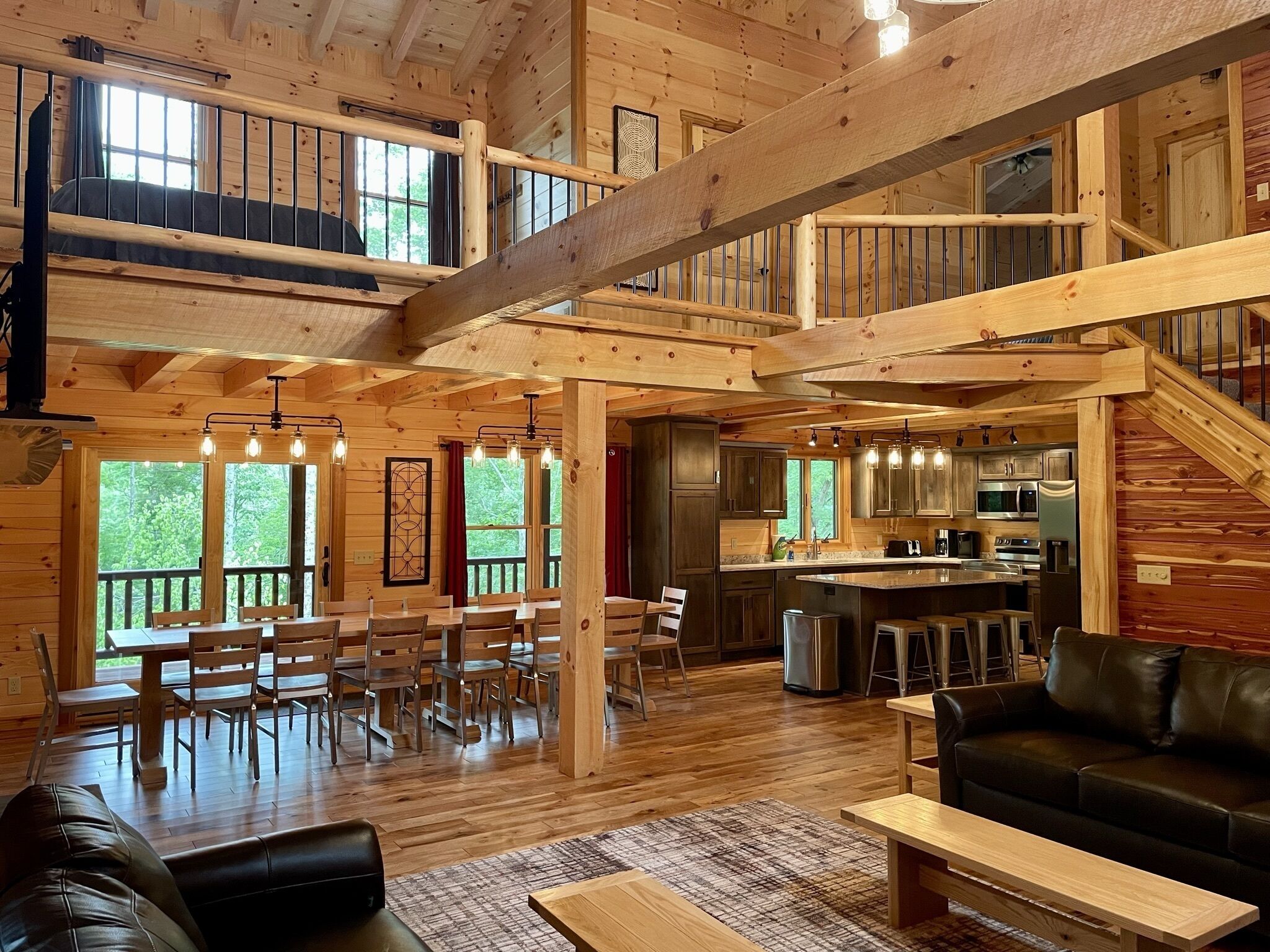 Scarlet Ridge - Summer 2022 New 6BR/3BA - walking distance to Old Man's Cave