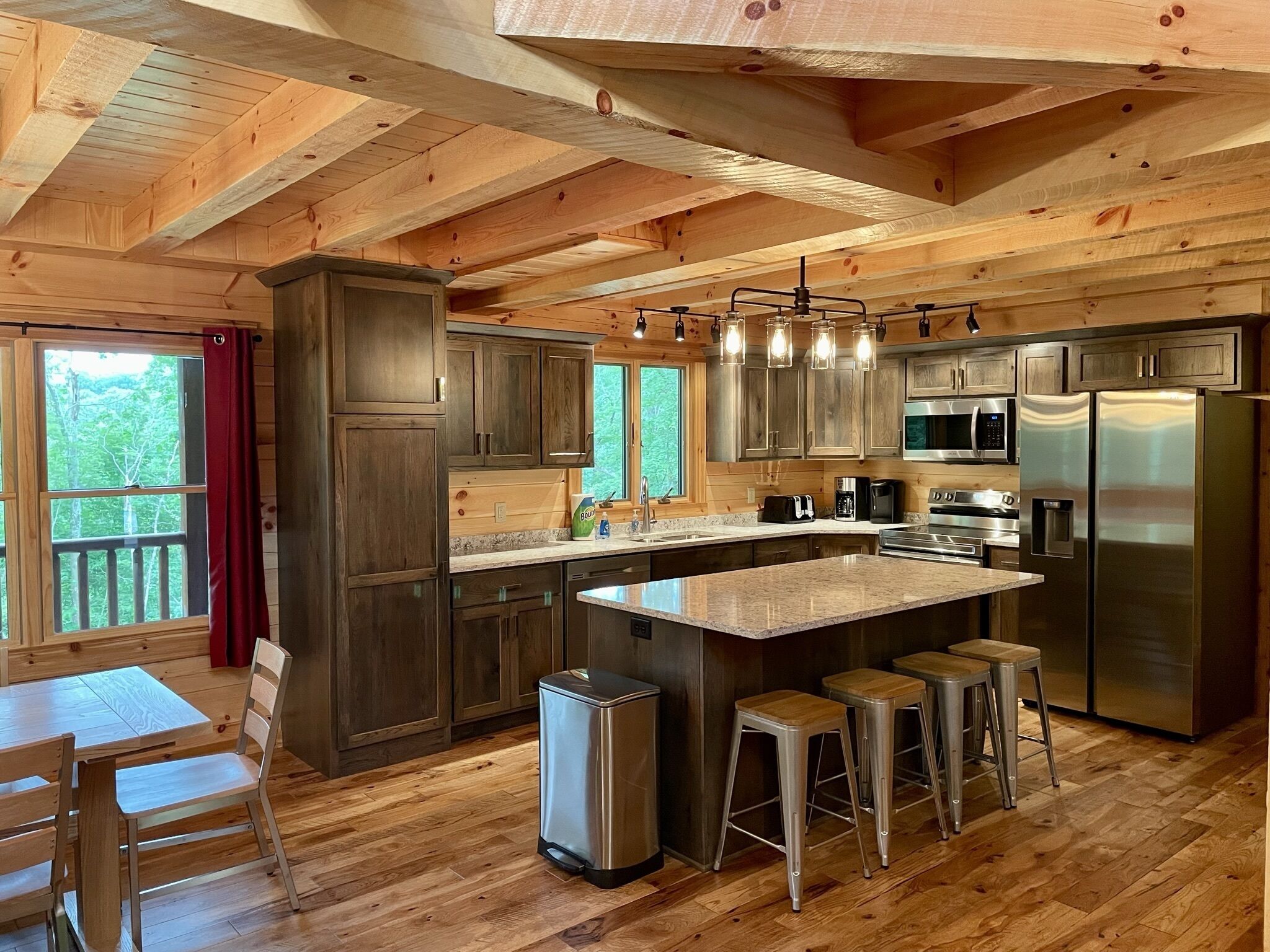 Scarlet Ridge - Summer 2022 New 6BR/3BA - walking distance to Old Man's Cave