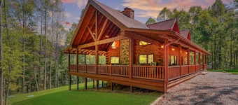 Scarlet Ridge - 6BR/3BA - walking distance to Old Man's Cave