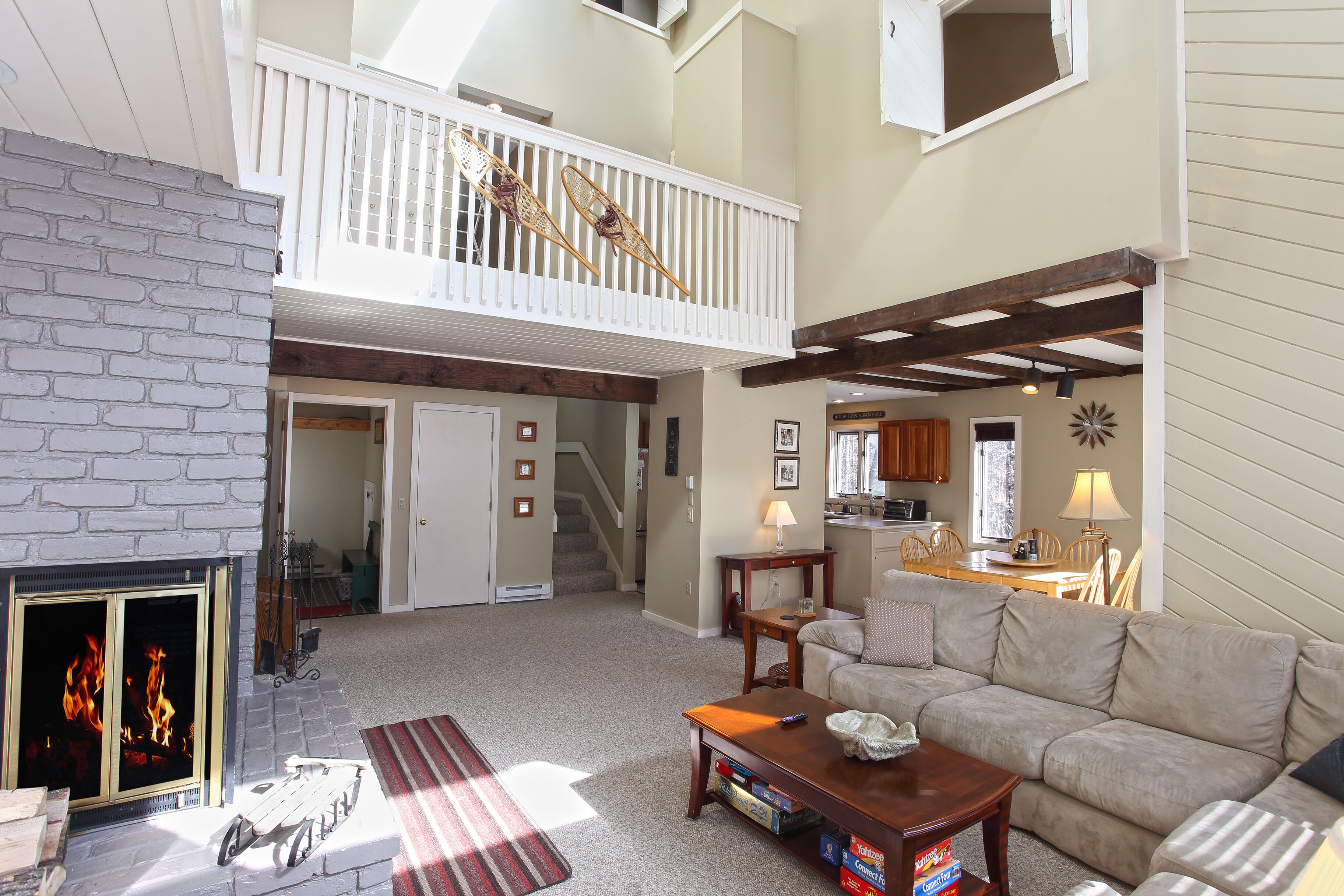 Beatutiful 4 Bedroom Townhome Minutes from Ski Lifts