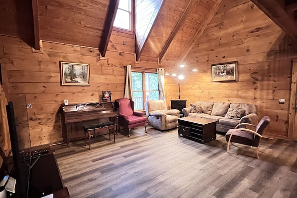 Een smart-tv, een open haard, een dvd-speler en tafelvoetbal