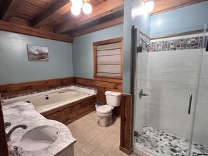Shower, jetted bath, hair dryer, towels - Joy Ranch Cabin in the Blue Ridge Mountains 2600sqft (Woodlawn)