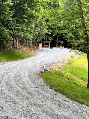 Property grounds - Joy Ranch Cabin in the Blue Ridge Mountains 2600sqft (Woodlawn)