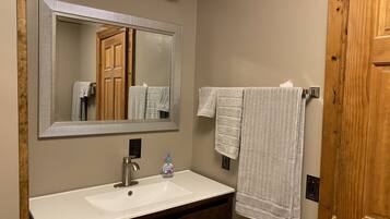 Doccia, vasca idromassaggio, asciugacapelli, asciugamani