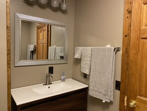 Shower, jetted bath, hair dryer, towels - Joy Ranch Cabin in the Blue Ridge Mountains 2600sqft (Woodlawn)
