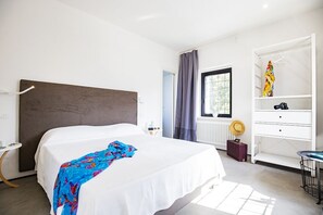 3 camere, una scrivania, ferro/asse da stiro, culla da viaggio