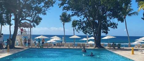 Una piscina al aire libre