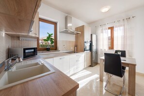 Fridge, microwave, oven, stovetop - Villa Marko Kastelir - seavew, private pool and jacuzzi! (Kaštelir)