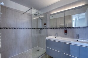 Regadera, secadora de cabello, shampoo, papel de baño 