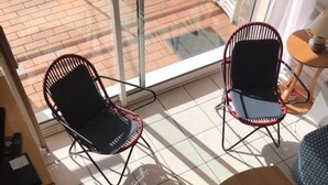 Eine Treppe führt zu einem Raum mit zwei Stühlen und einem Tisch mit einem Teekessel.
