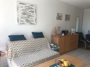 Fernseher, Bücher, Stereoanlage