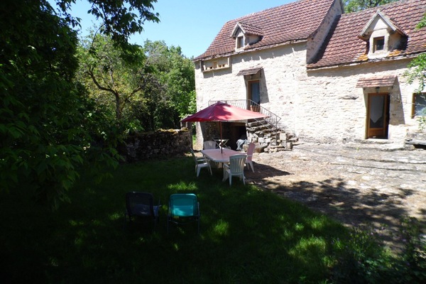 entrée de la maison ombragé et ensoleillé avec salon de jardin et transat