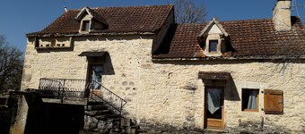 maison de campagne avec beaucoup d'espace extérieur