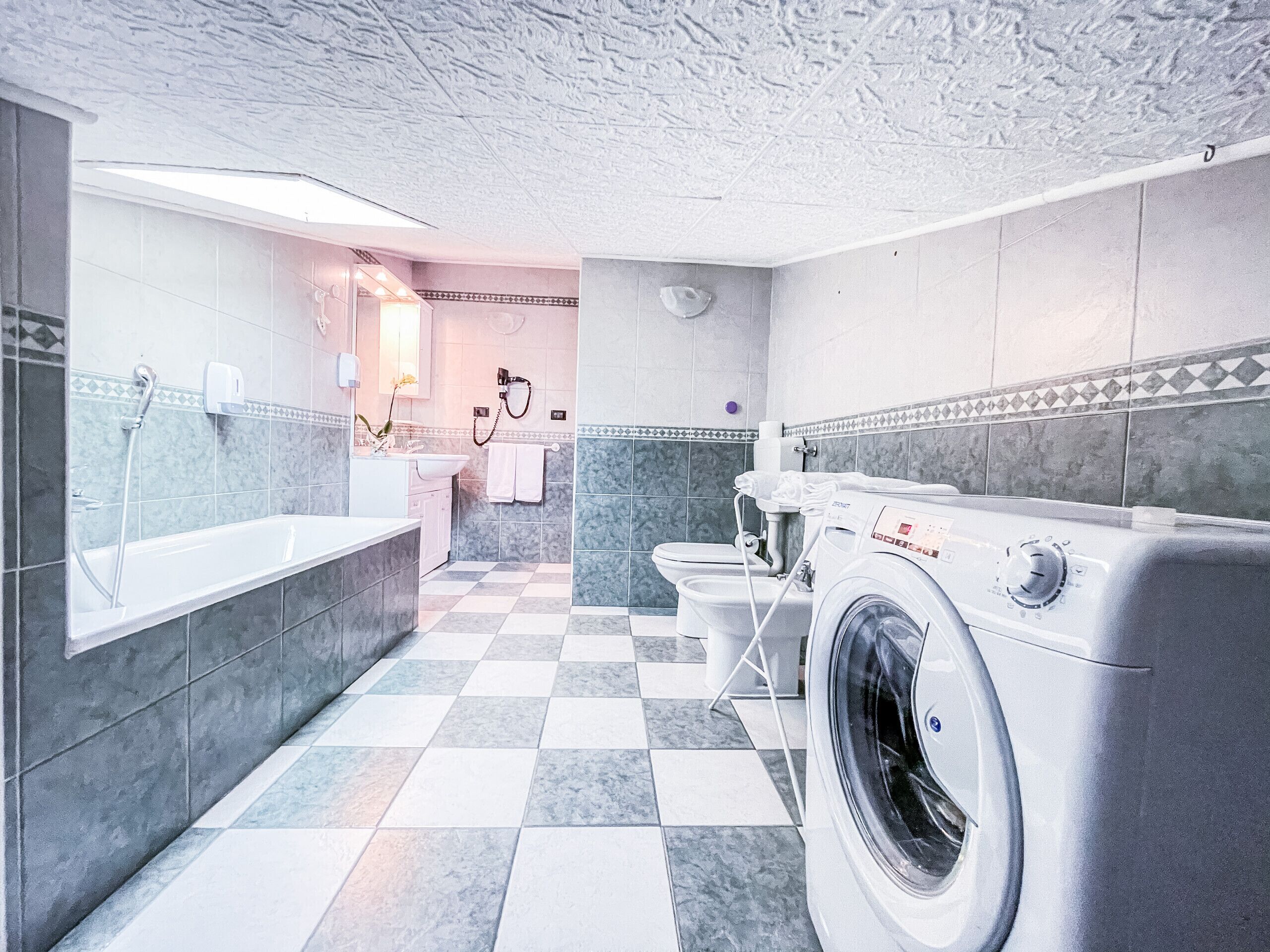 Tina, secadora de cabello, toallas 