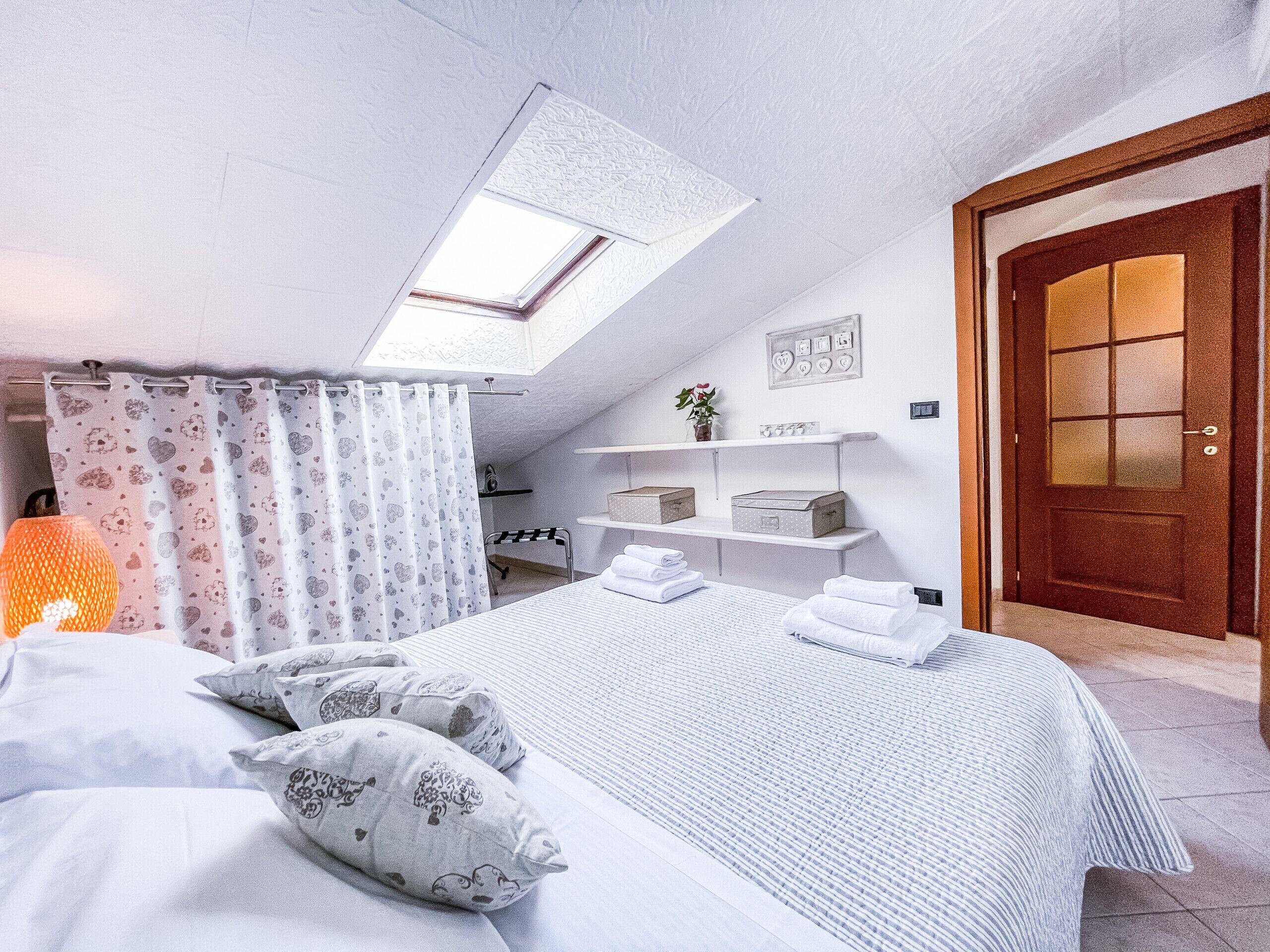 1 habitación, tabla de planchar con plancha, wifi gratis y ropa de cama 