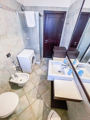 Dusche, Haartrockner, Handtücher