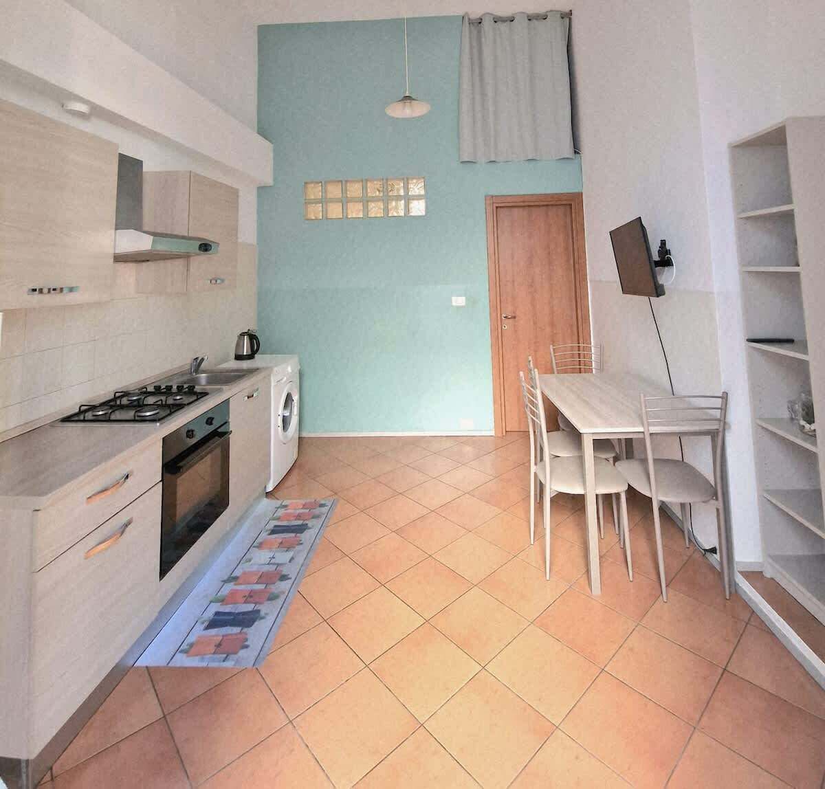 Kühlschrank, Mikrowelle, Ofen, Wasserkocher mit Kaffee-/Teezubehör