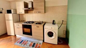 Kühlschrank, Mikrowelle, Ofen, Wasserkocher mit Kaffee-/Teezubehör