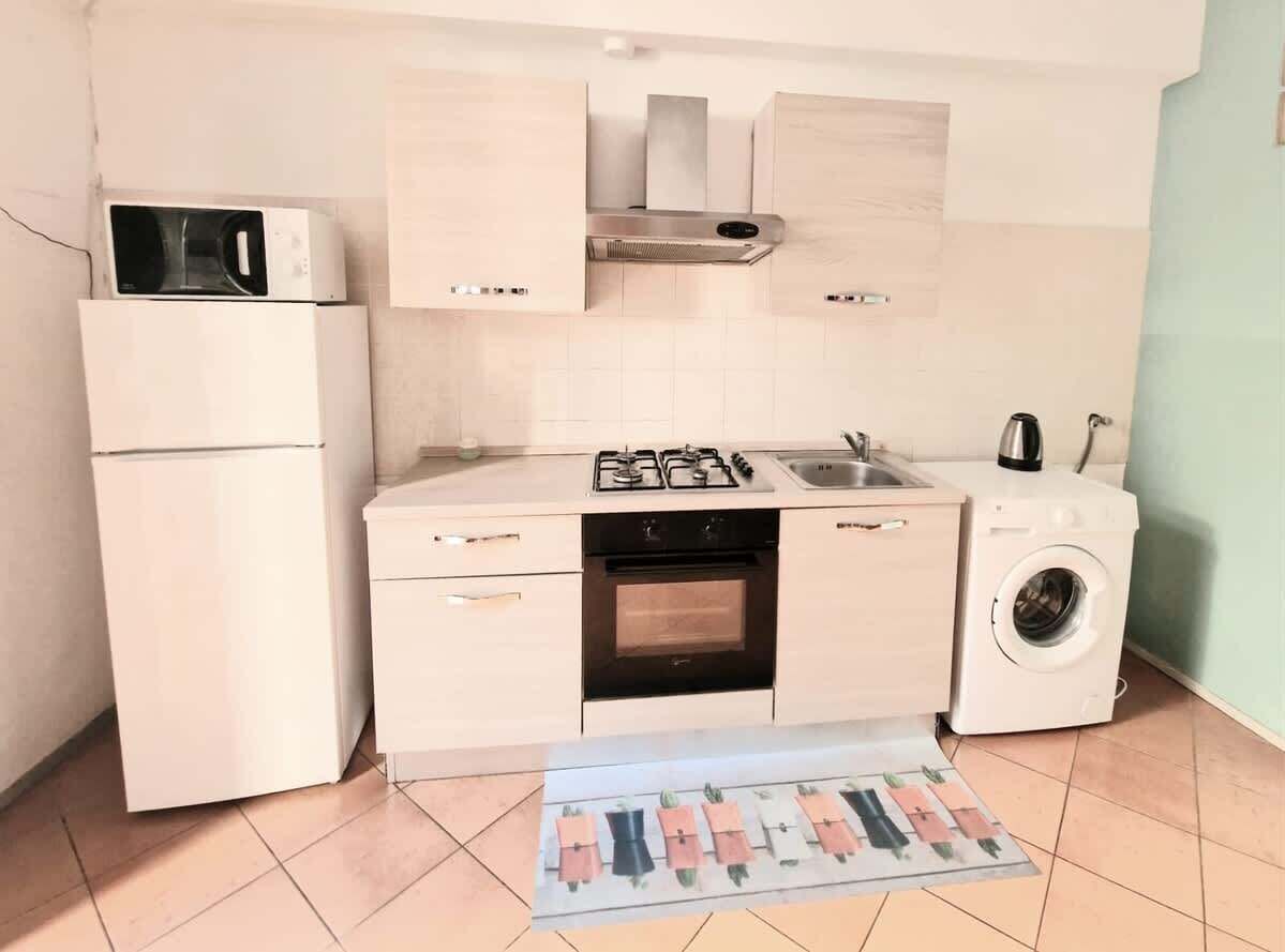 Kühlschrank, Mikrowelle, Ofen, Wasserkocher mit Kaffee-/Teezubehör