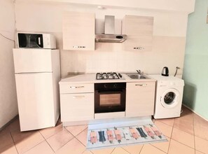 Kjøleskap, mikrobølgeovn, ovn og kaffetrakter/tekoker