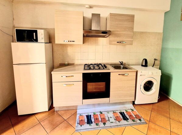 Frigorifero, microonde, forno, piano cottura