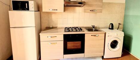 Réfrigérateur, micro-ondes, four, cafetière/bouilloire