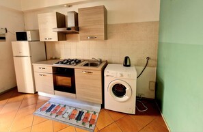 Frigorifero, microonde, forno, piano cottura