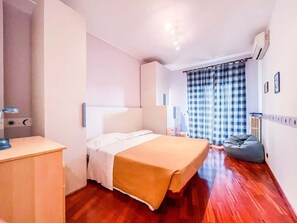 2 chambres, fer et planche Ă repasser, Wi-Fi gratuit, draps fournis
