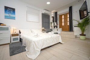 1 Schlafzimmer, Zimmersafe, Schreibtisch, Bügeleisen/Bügelbrett