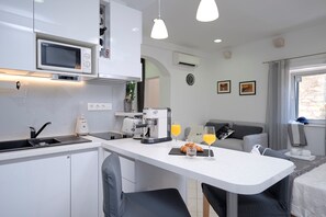 Réfrigérateur, micro-ondes, plaque de cuisson, cafetière/bouilloire