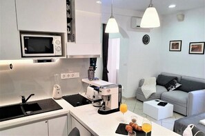 Réfrigérateur, micro-ondes, plaque de cuisson, cafetière/bouilloire