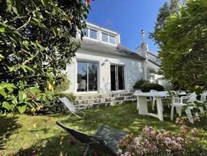 Outdoor dining - Very pretty villa 2 steps from the sea and beaches in Concarneau (Concarneau)