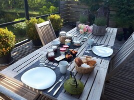 Daily full breakfast (EUR 15 per person)