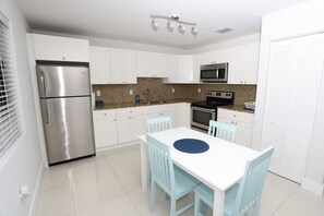 Fridge, microwave, oven, stovetop - 2 bed/1 bath apart with parking on great location! (Miami)