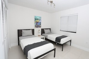 2 habitaciones, tabla de planchar con plancha, wifi y ropa de cama
