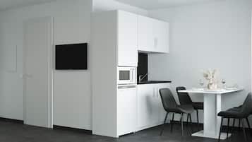 Black Suite Apartment | Cuisine privée | Grand réfrigérateur, micro-ondes, plaque de cuisson