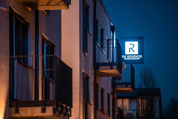 Rakennuksessa on kyltti, jossa lukee: ”The Residences Boardenrovoos”.