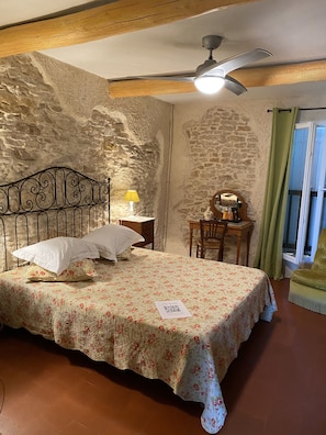 6 slaapkamers, een bureau, een strijkplank/strijkijzer, gratis wifi