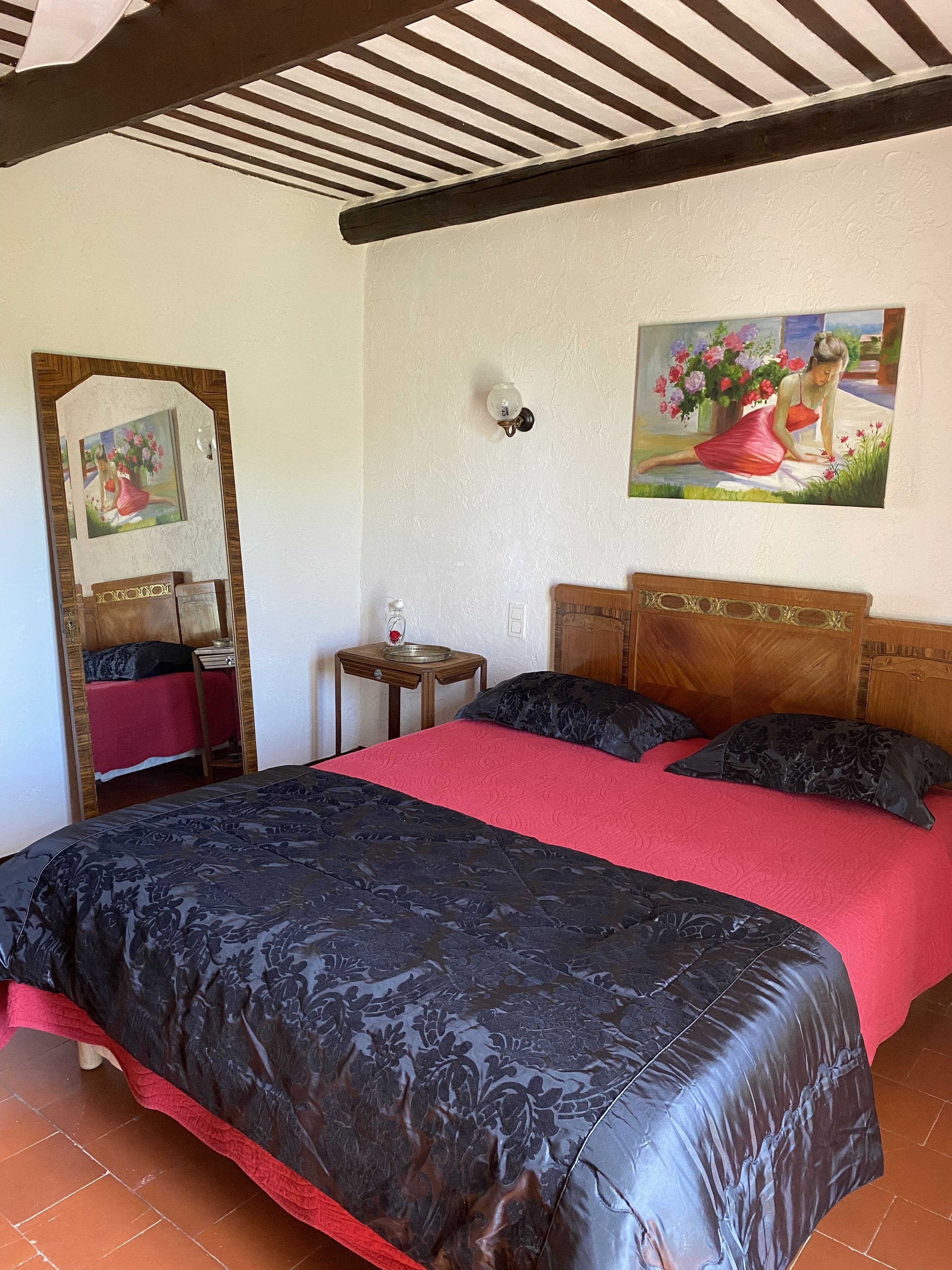 6 bedrooms, desk, iron/ironing board, free WiFi