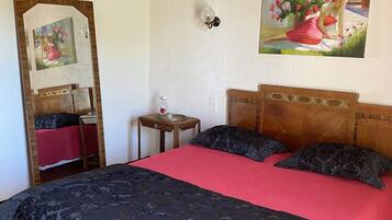 6 bedrooms, desk, iron/ironing board, free WiFi