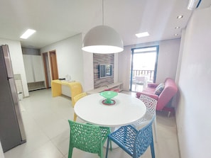 Family Apartment, Pool View | Living area | 40-inch TV with satellite channels - Flats no Malawí Beach Houses (Ipojuca)