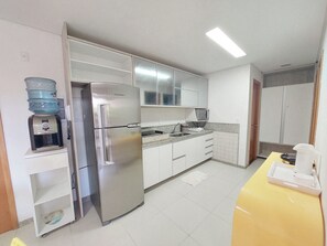 Familieleilighet, bassengutsikt | Eget kjøkken | Kjøkkenutstyr og fryser