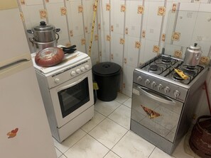 Microwave, dishwasher, coffee/tea maker, cookware/dishes/utensils