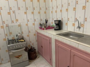 Microondas, lavavajillas, cafetera y tetera y utensilios de cocina
