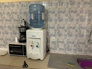 Microondas, lavavajillas, cafetera y tetera y utensilios de cocina