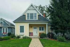 Exterior - Beautiful 3600sqft Cottage on Lake Maxinkuckee in Culver Indiana. (Culver)