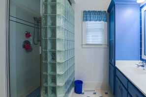 Combined shower/bathtub, hair dryer, towels, soap - Beautiful 3600sqft Cottage on Lake Maxinkuckee in Culver Indiana. (Culver)